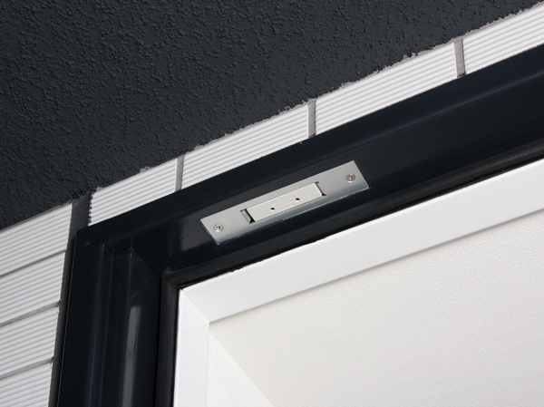 Security.  [Security sensors in alarm inform the intrusion] Seki door ・ Set up a crime prevention sensor to the part of the window of the second floor dwelling unit ( ※ Except for the windows and FIX window stick of surface lattice). When the opening crime prevention sensor is installed is opened while security set, Sensor reacts, Place a abnormal signal to the security company sounds an alarm at the dwelling units within the intercom master unit and the Genkanshi machine.