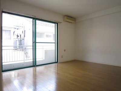 Living and room. Western-style 9.2 Pledge Facing east