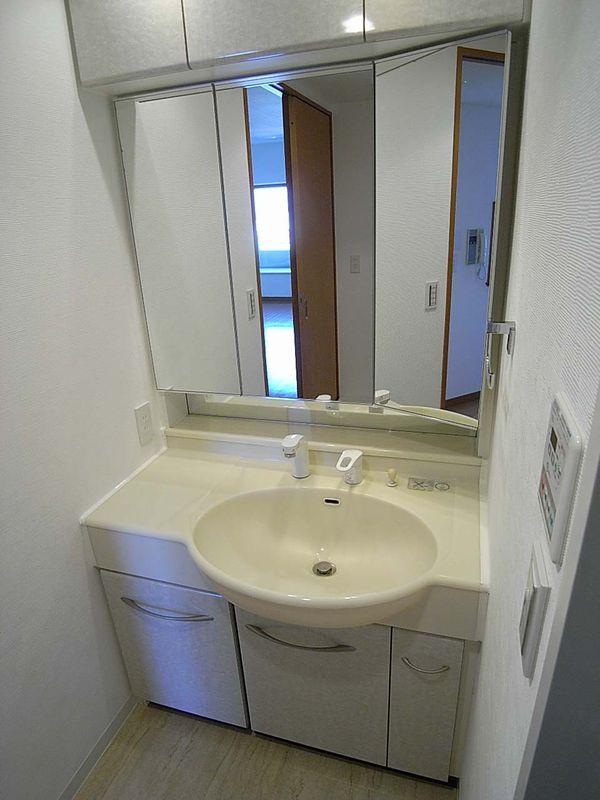 Wash basin, toilet. Independent wash basin