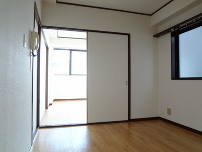 Living and room. You can use by connecting the dining and Western-style