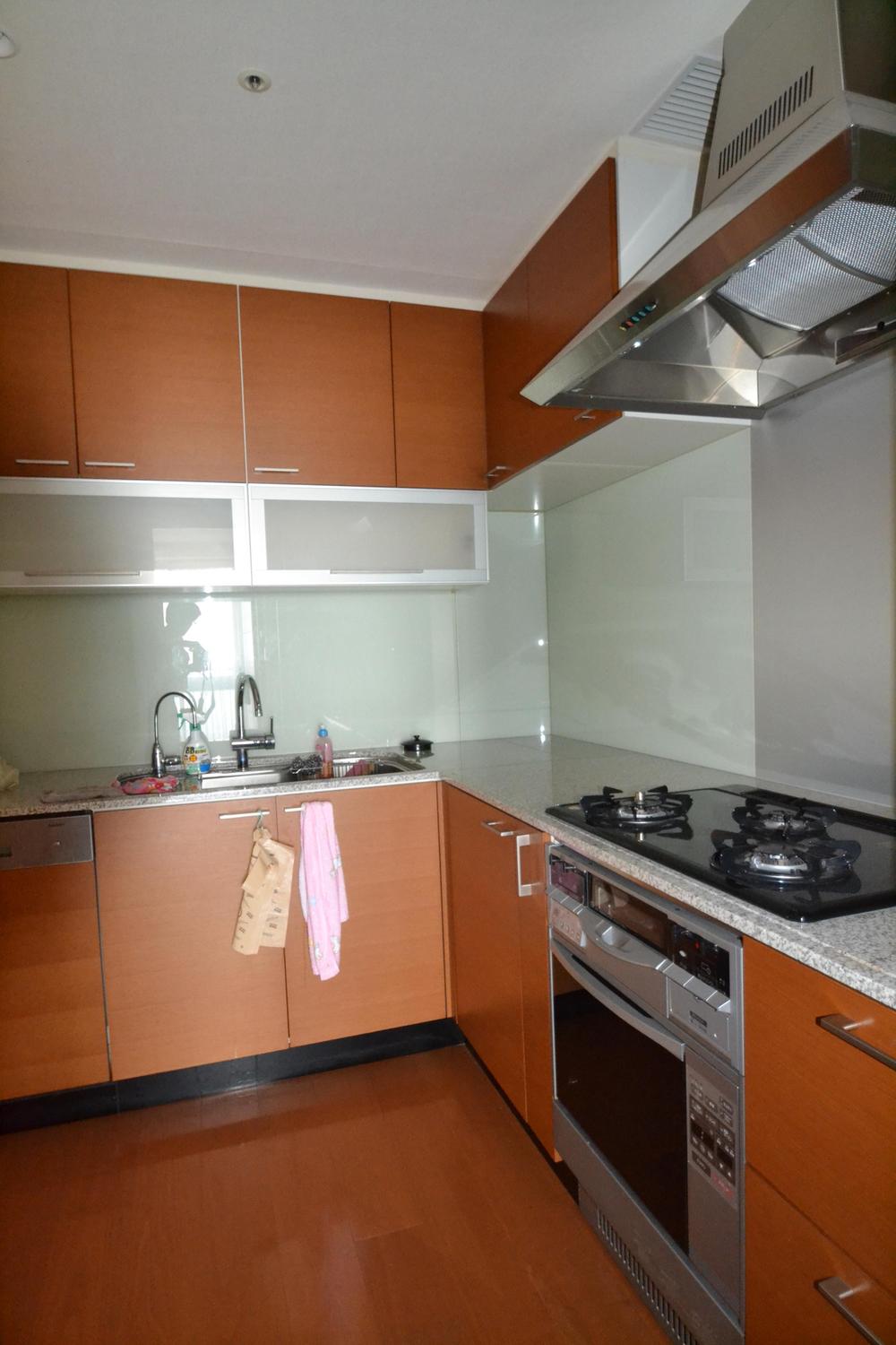 Kitchen. L-shaped kitchen
