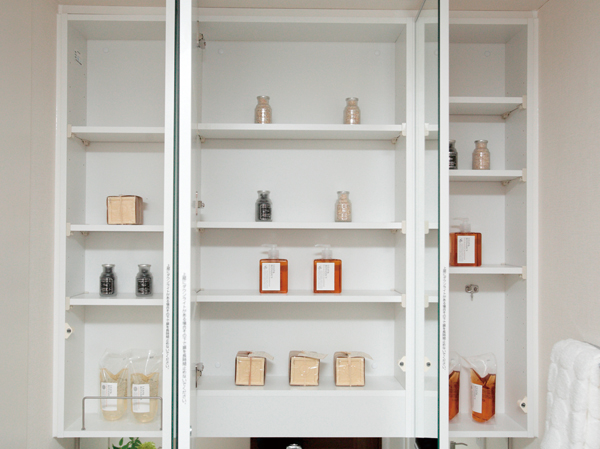 Bathing-wash room.  [Large three-sided mirror] Set up a convenient large three-sided mirror in the housing, such as cosmetics and accessories. You can keep a beautiful vanity around. Also, Provided also tissue spaces and dryer hook, Also consideration of the day-to-day usability.