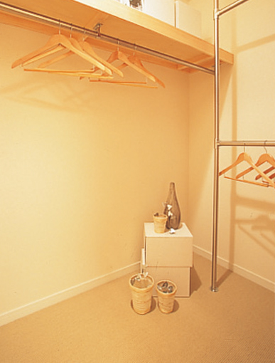 Receipt.  [Walk-in closet] Clothing is also like of course travel bag, Organize collectively ・ Installing the storage can walk in closet. Storage capacity is high walk-in closet brings a room to the entire room. (C type only)