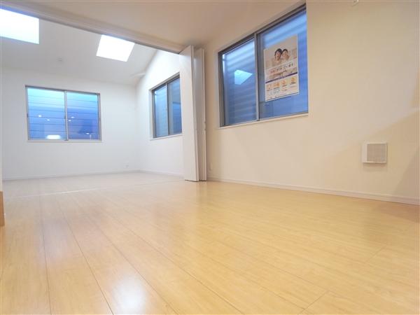 Living. 16.8 Pledge of LDK. Top light will produce the brightness. (A Building) 2013 / 10 shooting