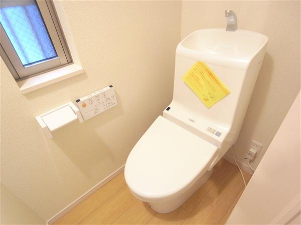 Toilet. Toilet (B Building) 2013 / 10 shooting