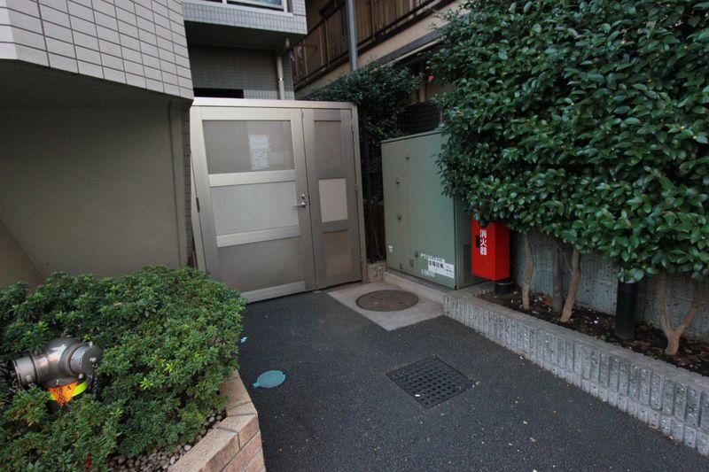 Other common areas. Mansion on the back of the exit