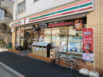 Convenience store. 500m to Seven-Eleven (convenience store)