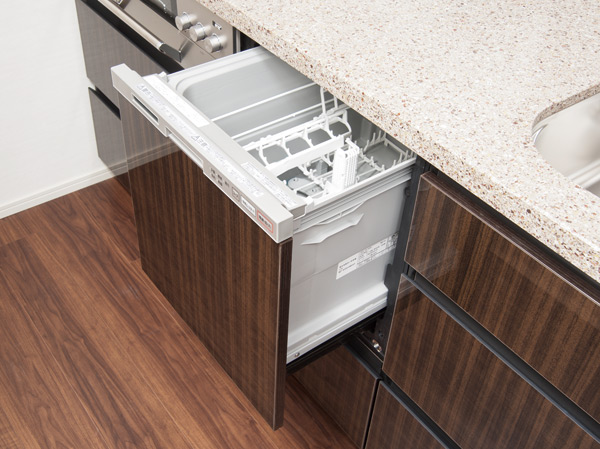 Kitchen.  [Dishwasher] Standard equipped with a dishwasher in the kitchen. Adopt an advanced type with reduced operating noise.  ※ All Listings amenities sample room. (Kitchen and living room in the sample room ・ Part of the dining can be confirmed)