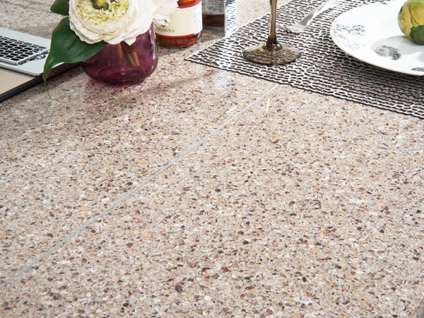 Kitchen.  [Hahn Stone kitchen top board] Kitchen counter top adopts Hahn Stone of the new material. Natural stone (quartz) and the penetration of water and dirt by fusing the resin, Kitchen top plate scratches strength is greatly improved.