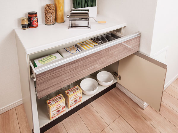 Kitchen.  [Cupboard] The cupboard of abundant storage capacity as standard equipment, To ensure the kitchen space of the room.