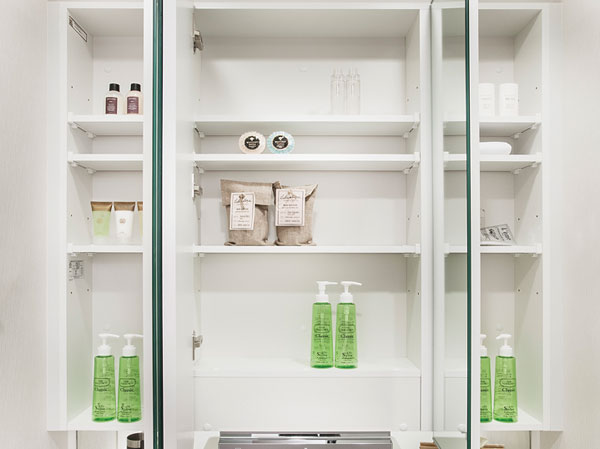 Bathing-wash room.  [Housed with three-sided mirror] Vanity is, The adoption convenient three-sided mirror type in, such as shaving makeup and beard. Storage of Kagamiura has become a convenient cabinet shelves to store small items.
