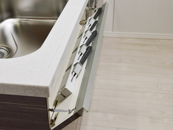 Kitchen.  [Kitchen knife storage] A kitchen knife pocket provided on the door back of a kitchen cabinet, It can now be out a kitchen knife to Smart. (Same specifications)