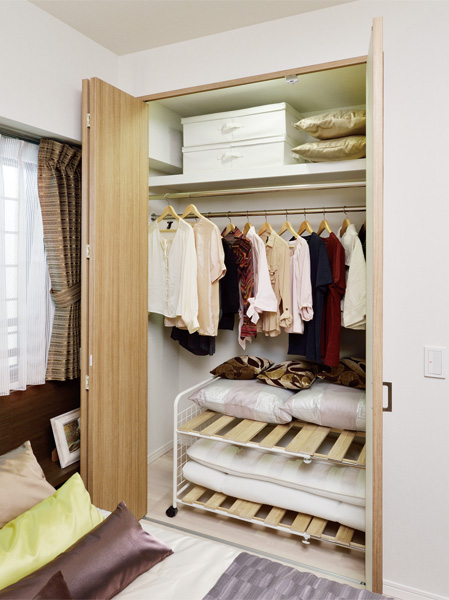 Interior.  [Multi-cloak] Futon Maeru 850mm (core s) or more of the depth storage.  ※ Except for some type (Bos type same specifications)