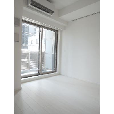 Living and room. Enter the light of day is a lot because the window is large.