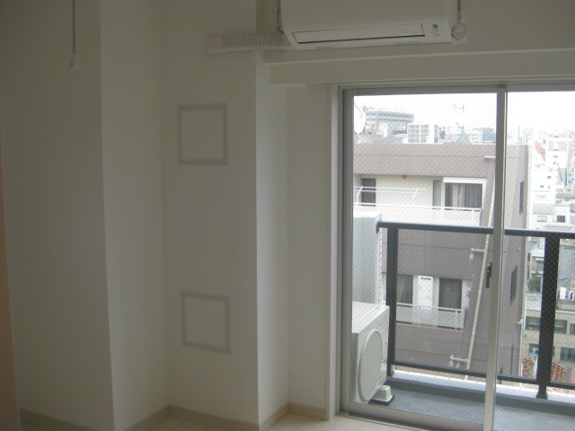 Living and room. And good air permeability in the two planes lighting.