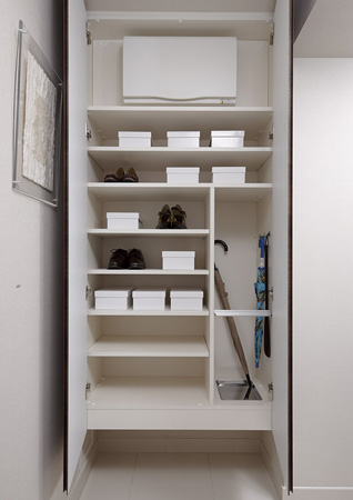 Receipt. Entrance storage