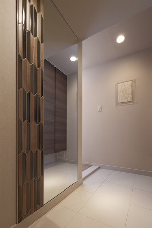 Interior.  [Privacy consideration of entrance & hallway] Emphasis on design in consideration of the privacy. When I opened the front door, It was made to side-in type of entrance that does not face-to-face with the corridor. living ・ It has undergone a attentive it does not reach the line of sight to the dining. (Except for some dwelling unit)