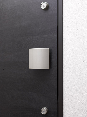 Security.  [Double Rock] The keyhole formed in the upper portion and the lower portion of the door handle, Has been improved crime prevention. (Same specifications)