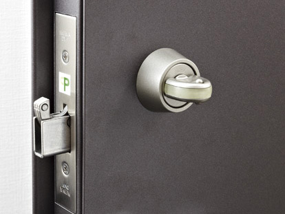 Security.  [Crime prevention thumb turn ・ Sickle dead] Adopted a crime prevention type thumb which has been subjected to thumb turning measures at the door lock. Also, We established a strong sickle dead bolt lock to pry. (Same specifications)