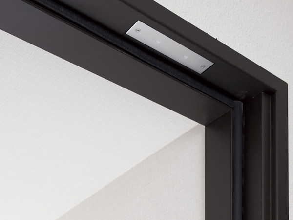 Security.  [Security sensors] It has installed sensors in the front door and open windows, It sounded the prying and alarm sound by sensing the unauthorized intrusion, Problem to guard center.  ※ Except part (same specifications)