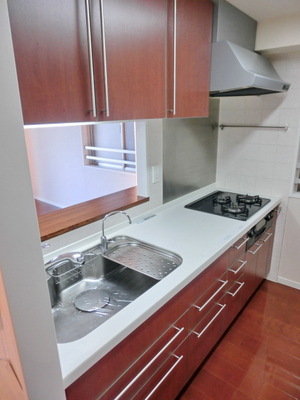 Kitchen. Dishes while face-to-face that it can be seen in the living room