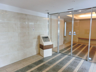 Building appearance. Entrance approach