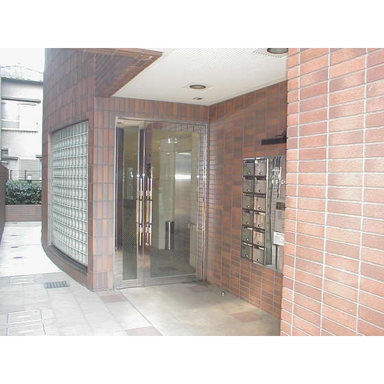 Entrance. Auto with lock