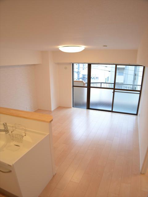 Kitchen. Also overlooks how the living
