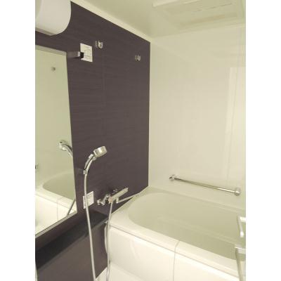 Bath. Stylish bathroom.