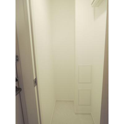 Receipt. There is storage space in the front door next to.