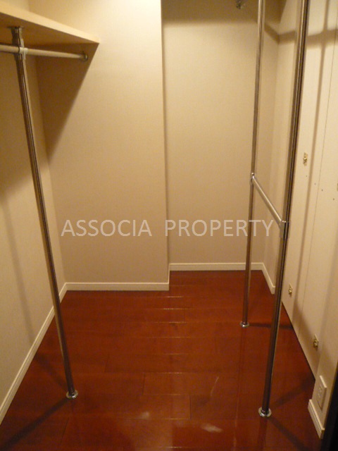 Receipt. Walk-in closet