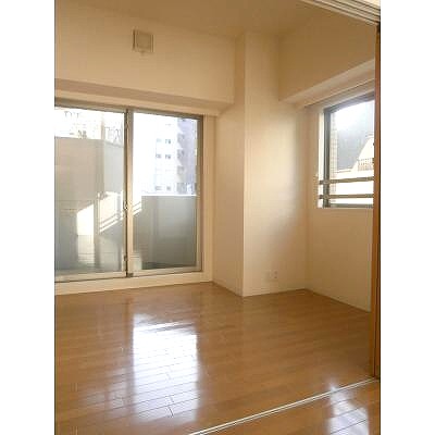 Other room space. Two-sided lighting sunny