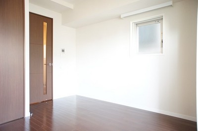 Living and room. Western-style 6.5 Pledge