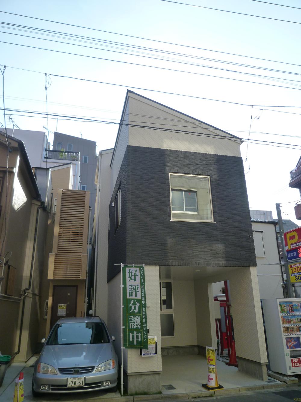 Local appearance photo. Local (11 May 2013) Shooting