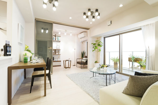 Living.  [Decorate the life scene of each and every, Beautiful living space] I was taking advantage of the characteristics that all angles dwelling unit, Fulfilling relaxed living space of the opening. Breadth and brightness of charm living ・ Dining, etc., In order to decorate comfortably each of the scene, It draws the balanced beauty of harmony. (Living Dining+Bedroom)