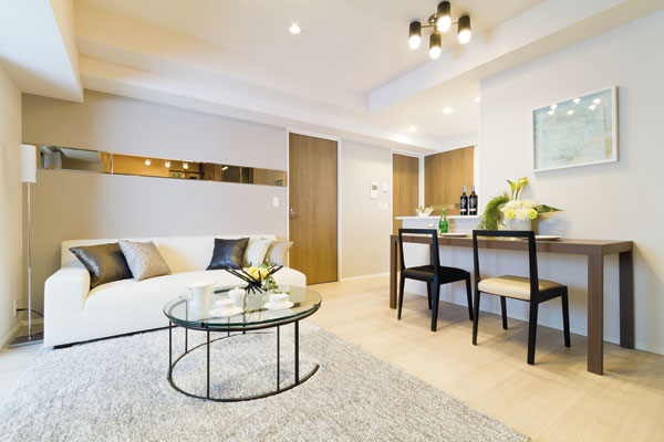 Living.  [Planning in consideration for privacy and openness] 1 floor 3 of the dwelling unit, Place the 2 dwelling units on the south-facing. By further to all households angle dwelling unit, ventilation ・ It has extended daylight. While capturing the gorgeous scenery in capiz, Bright sunshine will rain down on the house. (Living Dining)