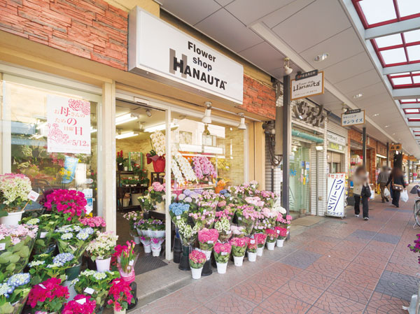 Surrounding environment.  [Span the entire length 1200m, Familiar shopping street] From Asakusa Third Street up to the Chome, Senzoku shopping street, which also extends the entire length 1200m. You can buy various items surrounding food, clothing and shelter under the arcades, It has become an important livelihood base for the local people. (Senzoku shopping street / 3-minute walk ・ About 200m)