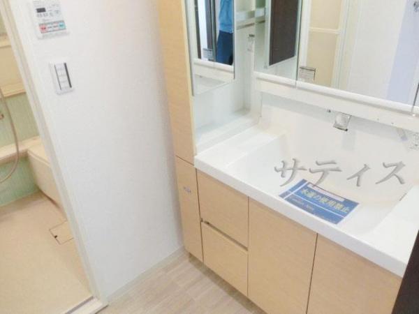 Wash basin, toilet