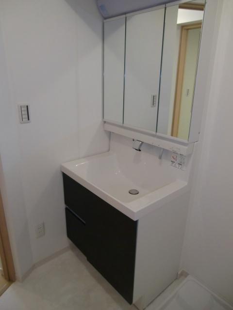 Wash basin, toilet. Shampoo can shower water washing, Three-sided mirror with storage