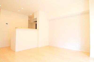 Living. Administrative expenses: 14300 yen / Month repair reserve: 12890 yen / Month