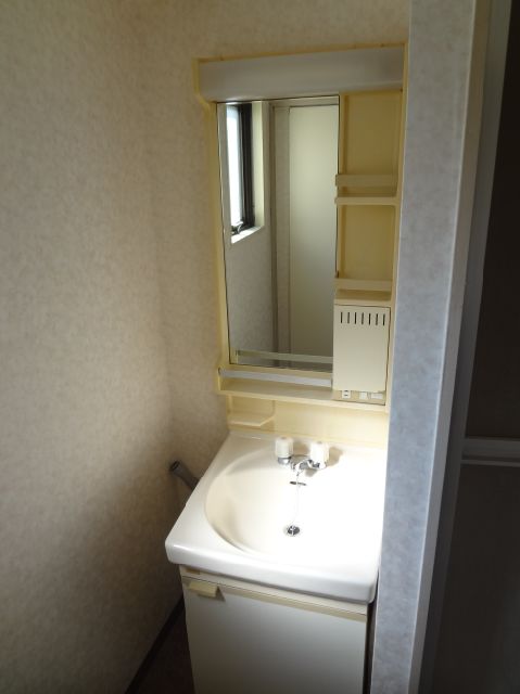 Washroom. Independent wash basin