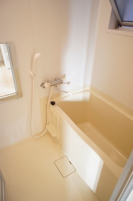 Bath. Small window with, Breathable ○! 