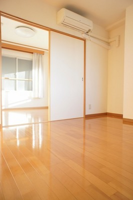 Other room space. Day good! Air-conditioned! 