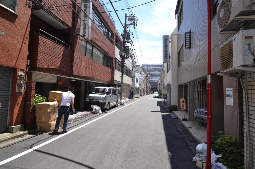 Local photos, including front road. Frontal road Siemens on the northeast side 6m public road