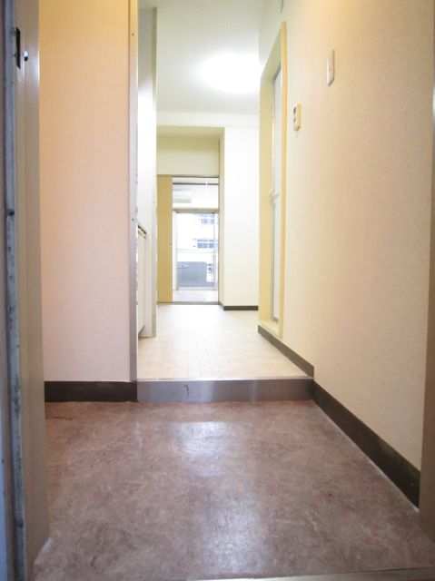 Entrance. Entrance is wide.