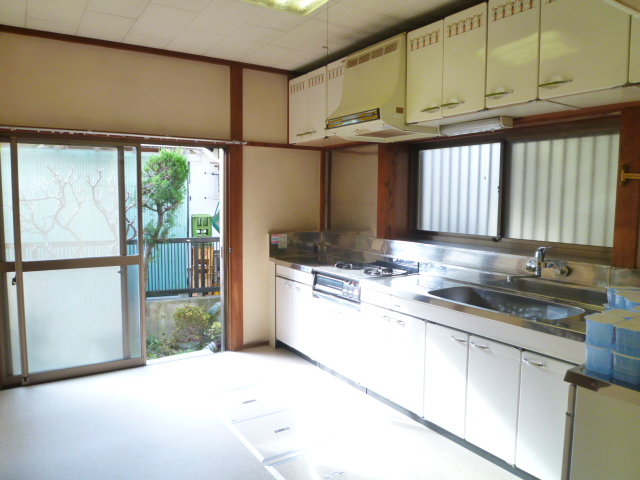 Kitchen. 2-neck with a gas stove in the spacious kitchen. South-facing bright kitchen