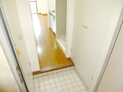 Entrance. Entrance neat with a shoebox