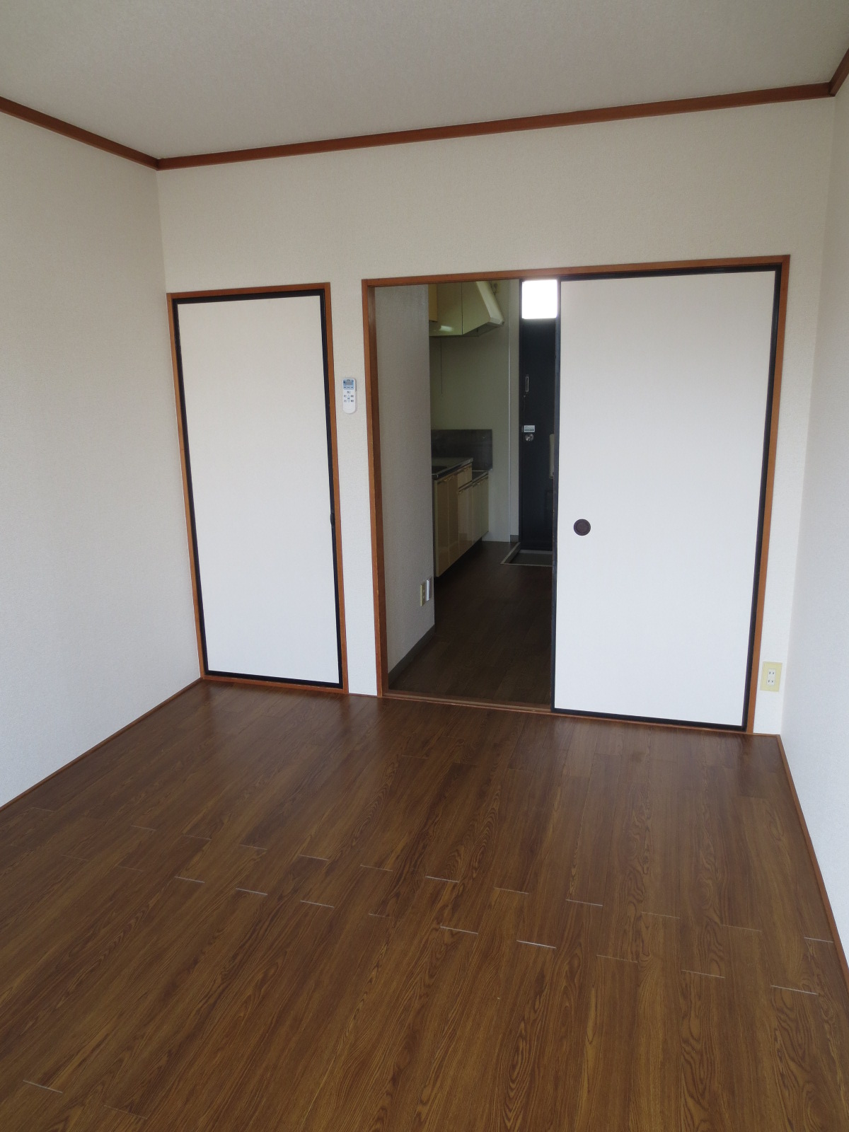 Living and room. Easy to clean flooring ☆ 