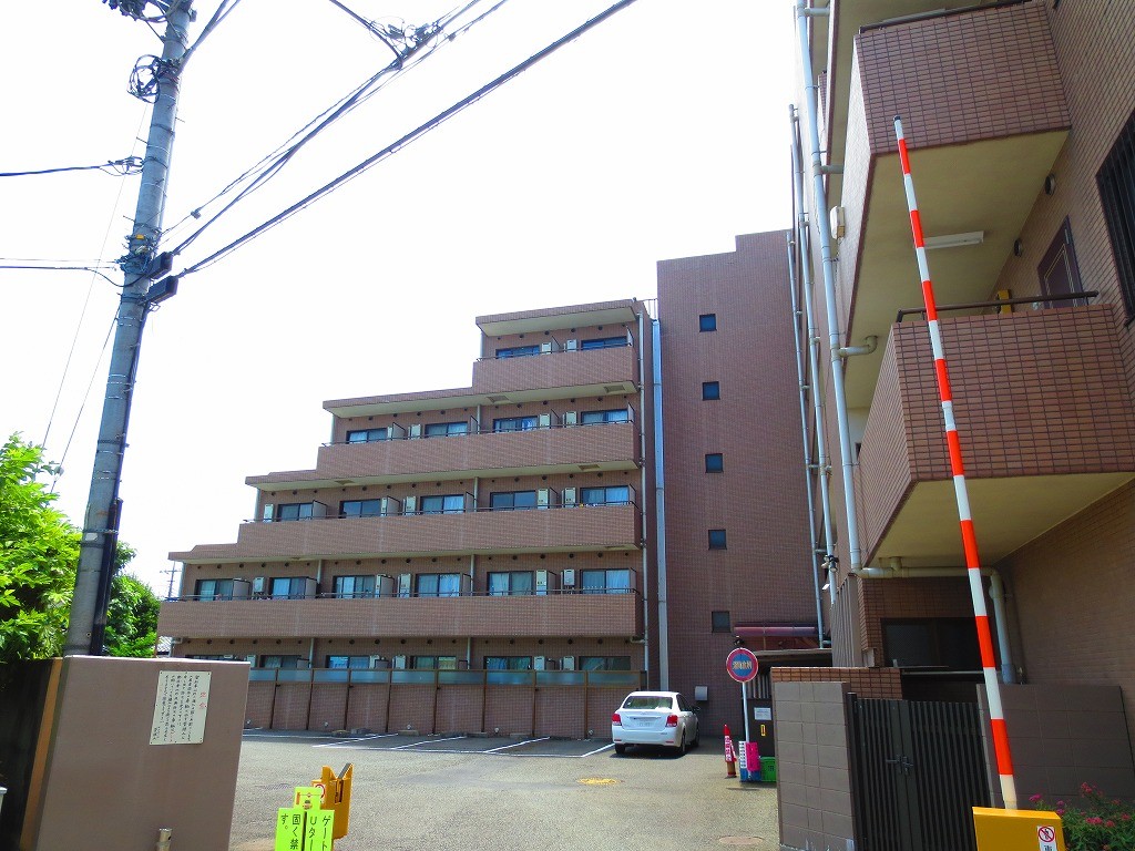 Building appearance. Is a quiet living environment