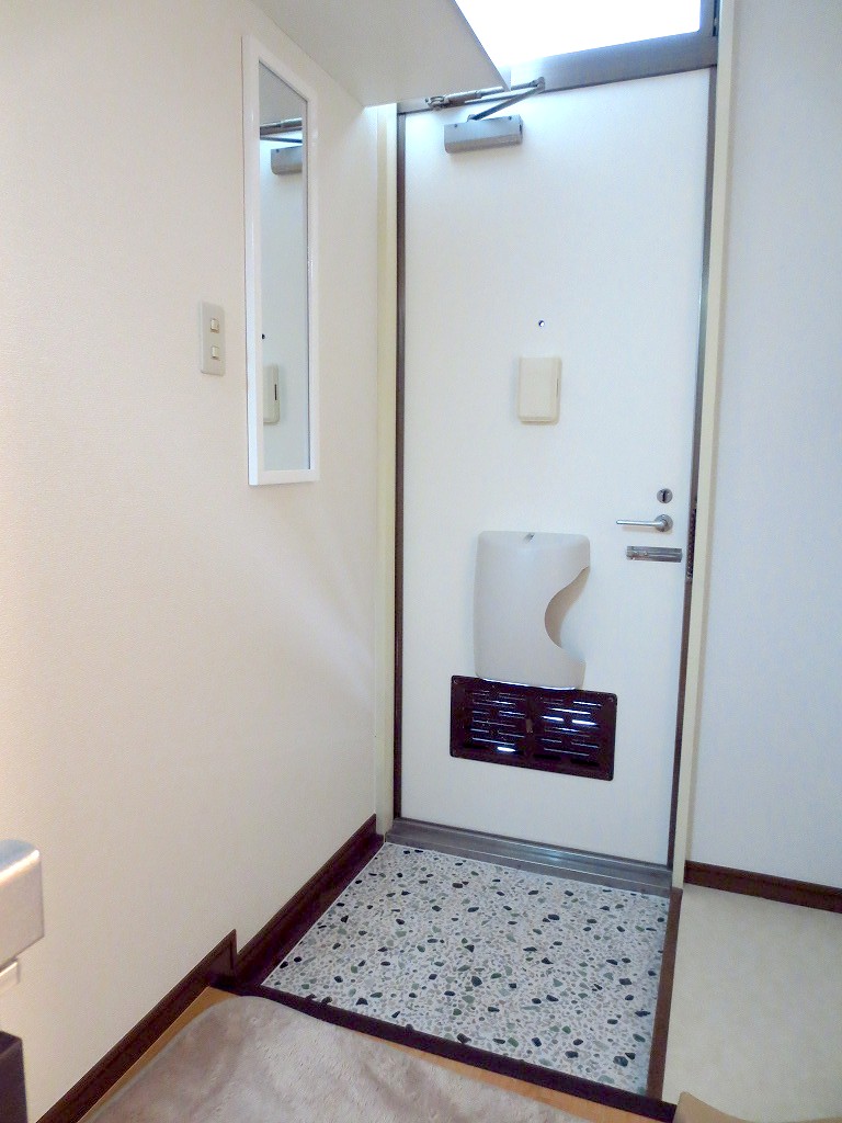 Entrance. Mirror of full-length mirror was attached ☆
